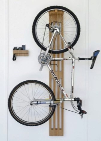 Зберігання велосипеда на балконі (32 фото): як його можна зберігати взимку? Варіанти кріплення. Де повісити велосипед в чохлі?