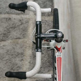 Зберігання велосипеда на балконі (32 фото): як його можна зберігати взимку? Варіанти кріплення. Де повісити велосипед в чохлі?