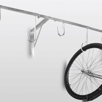Зберігання велосипеда на балконі (32 фото): як його можна зберігати взимку? Варіанти кріплення. Де повісити велосипед в чохлі?