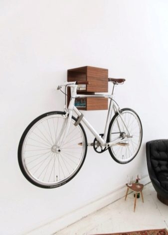 Зберігання велосипеда на балконі (32 фото): як його можна зберігати взимку? Варіанти кріплення. Де повісити велосипед в чохлі?