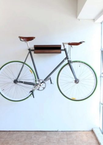 Зберігання велосипеда на балконі (32 фото): як його можна зберігати взимку? Варіанти кріплення. Де повісити велосипед в чохлі?