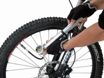 Зберігання велосипеда на балконі (32 фото): як його можна зберігати взимку? Варіанти кріплення. Де повісити велосипед в чохлі?