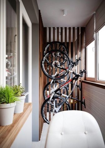 Зберігання велосипеда на балконі (32 фото): як його можна зберігати взимку? Варіанти кріплення. Де повісити велосипед в чохлі?