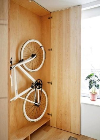 Зберігання велосипеда на балконі (32 фото): як його можна зберігати взимку? Варіанти кріплення. Де повісити велосипед в чохлі?