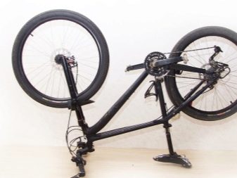 Зберігання велосипеда на балконі (32 фото): як його можна зберігати взимку? Варіанти кріплення. Де повісити велосипед в чохлі?