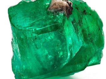 Зелені камені (65 фото): назви дорогоцінних, напівкоштовних і виробних ювелірних каменів зеленого кольору