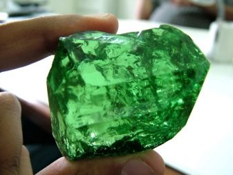 Зелені камені (65 фото): назви дорогоцінних, напівкоштовних і виробних ювелірних каменів зеленого кольору