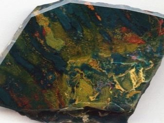 Зелені камені (65 фото): назви дорогоцінних, напівкоштовних і виробних ювелірних каменів зеленого кольору