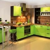 Зелена кухня (111 фото): кухонний гарнітур зеленого кольору в дизайні інтер’єру, вибір зелених шпалер, сіро-зелена і темно-зелена, чорно-зелена і зелено-коричнева кухні