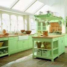 Зелена кухня (111 фото): кухонний гарнітур зеленого кольору в дизайні інтер’єру, вибір зелених шпалер, сіро-зелена і темно-зелена, чорно-зелена і зелено-коричнева кухні