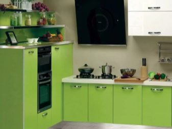 Зелена кухня (111 фото): кухонний гарнітур зеленого кольору в дизайні інтер’єру, вибір зелених шпалер, сіро-зелена і темно-зелена, чорно-зелена і зелено-коричнева кухні