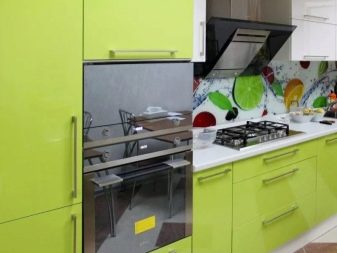 Зелена кухня (111 фото): кухонний гарнітур зеленого кольору в дизайні інтер’єру, вибір зелених шпалер, сіро-зелена і темно-зелена, чорно-зелена і зелено-коричнева кухні