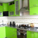 Зелена кухня (111 фото): кухонний гарнітур зеленого кольору в дизайні інтер’єру, вибір зелених шпалер, сіро-зелена і темно-зелена, чорно-зелена і зелено-коричнева кухні