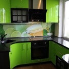 Зелена кухня (111 фото): кухонний гарнітур зеленого кольору в дизайні інтер’єру, вибір зелених шпалер, сіро-зелена і темно-зелена, чорно-зелена і зелено-коричнева кухні
