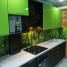 Зелена кухня (111 фото): кухонний гарнітур зеленого кольору в дизайні інтер’єру, вибір зелених шпалер, сіро-зелена і темно-зелена, чорно-зелена і зелено-коричнева кухні