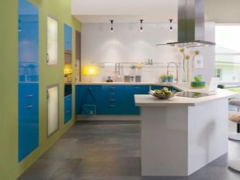 Зелена кухня (111 фото): кухонний гарнітур зеленого кольору в дизайні інтер’єру, вибір зелених шпалер, сіро-зелена і темно-зелена, чорно-зелена і зелено-коричнева кухні