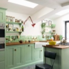 Зелена кухня (111 фото): кухонний гарнітур зеленого кольору в дизайні інтер’єру, вибір зелених шпалер, сіро-зелена і темно-зелена, чорно-зелена і зелено-коричнева кухні