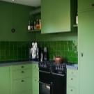 Зелена кухня (111 фото): кухонний гарнітур зеленого кольору в дизайні інтер’єру, вибір зелених шпалер, сіро-зелена і темно-зелена, чорно-зелена і зелено-коричнева кухні