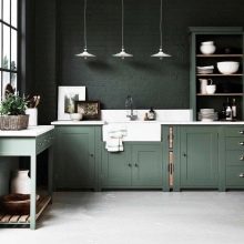 Зелена кухня (111 фото): кухонний гарнітур зеленого кольору в дизайні інтер’єру, вибір зелених шпалер, сіро-зелена і темно-зелена, чорно-зелена і зелено-коричнева кухні