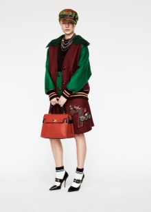 Жіночі кепки (133 фото): модні шапки з фетру та шкіри, з маленьким козирком, гаврош, теплі шуби і з мутона, жокейка