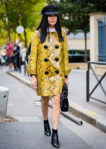 Жіночі кепки (133 фото): модні шапки з фетру та шкіри, з маленьким козирком, гаврош, теплі шуби і з мутона, жокейка