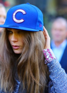 Жіночі кепки (133 фото): модні шапки з фетру та шкіри, з маленьким козирком, гаврош, теплі шуби і з мутона, жокейка