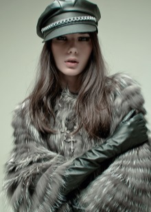 Жіночі кепки (133 фото): модні шапки з фетру та шкіри, з маленьким козирком, гаврош, теплі шуби і з мутона, жокейка