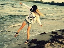 Жіночі кепки (133 фото): модні шапки з фетру та шкіри, з маленьким козирком, гаврош, теплі шуби і з мутона, жокейка