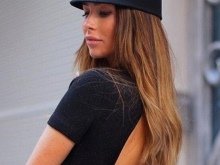 Жіночі кепки (133 фото): модні шапки з фетру та шкіри, з маленьким козирком, гаврош, теплі шуби і з мутона, жокейка