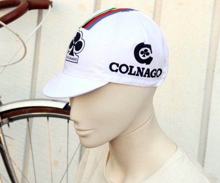 Жіночі кепки (133 фото): модні шапки з фетру та шкіри, з маленьким козирком, гаврош, теплі шуби і з мутона, жокейка