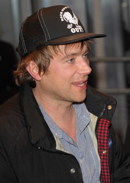 Жіночі кепки (133 фото): модні шапки з фетру та шкіри, з маленьким козирком, гаврош, теплі шуби і з мутона, жокейка