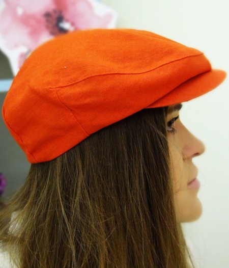 Жіночі кепки (133 фото): модні шапки з фетру та шкіри, з маленьким козирком, гаврош, теплі шуби і з мутона, жокейка