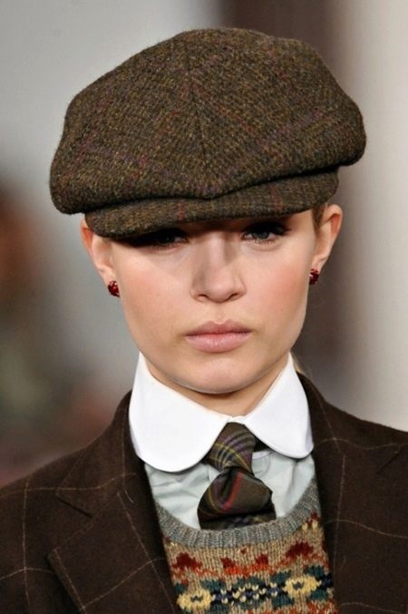 Жіночі кепки (133 фото): модні шапки з фетру та шкіри, з маленьким козирком, гаврош, теплі шуби і з мутона, жокейка