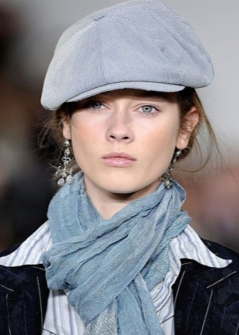 Жіночі кепки (133 фото): модні шапки з фетру та шкіри, з маленьким козирком, гаврош, теплі шуби і з мутона, жокейка