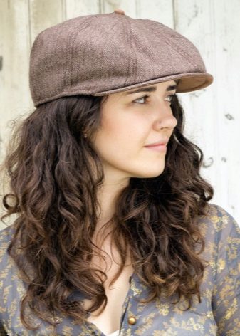 Жіночі кепки (133 фото): модні шапки з фетру та шкіри, з маленьким козирком, гаврош, теплі шуби і з мутона, жокейка
