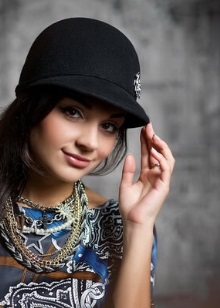 Жіночі кепки (133 фото): модні шапки з фетру та шкіри, з маленьким козирком, гаврош, теплі шуби і з мутона, жокейка