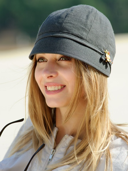 Жіночі кепки (133 фото): модні шапки з фетру та шкіри, з маленьким козирком, гаврош, теплі шуби і з мутона, жокейка