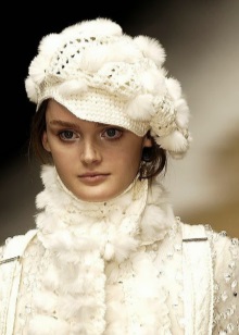 Жіночі кепки (133 фото): модні шапки з фетру та шкіри, з маленьким козирком, гаврош, теплі шуби і з мутона, жокейка