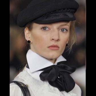 Жіночі кепки (133 фото): модні шапки з фетру та шкіри, з маленьким козирком, гаврош, теплі шуби і з мутона, жокейка