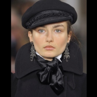 Жіночі кепки (133 фото): модні шапки з фетру та шкіри, з маленьким козирком, гаврош, теплі шуби і з мутона, жокейка