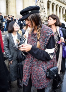 Жіночі кепки (133 фото): модні шапки з фетру та шкіри, з маленьким козирком, гаврош, теплі шуби і з мутона, жокейка