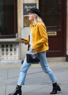 Жіночі кепки (133 фото): модні шапки з фетру та шкіри, з маленьким козирком, гаврош, теплі шуби і з мутона, жокейка