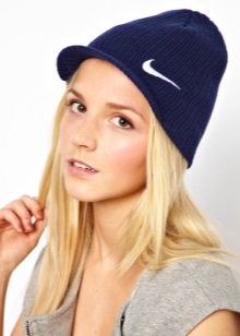 Жіночі кепки (133 фото): модні шапки з фетру та шкіри, з маленьким козирком, гаврош, теплі шуби і з мутона, жокейка