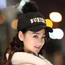 Жіночі кепки (133 фото): модні шапки з фетру та шкіри, з маленьким козирком, гаврош, теплі шуби і з мутона, жокейка