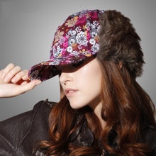 Жіночі кепки (133 фото): модні шапки з фетру та шкіри, з маленьким козирком, гаврош, теплі шуби і з мутона, жокейка