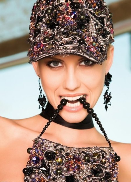 Жіночі кепки (133 фото): модні шапки з фетру та шкіри, з маленьким козирком, гаврош, теплі шуби і з мутона, жокейка