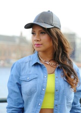 Жіночі кепки (133 фото): модні шапки з фетру та шкіри, з маленьким козирком, гаврош, теплі шуби і з мутона, жокейка