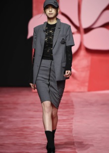 Жіночі кепки (133 фото): модні шапки з фетру та шкіри, з маленьким козирком, гаврош, теплі шуби і з мутона, жокейка