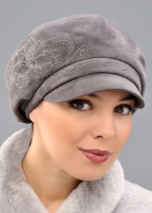 Жіночі кепки (133 фото): модні шапки з фетру та шкіри, з маленьким козирком, гаврош, теплі шуби і з мутона, жокейка