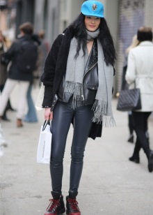 Жіночі кепки (133 фото): модні шапки з фетру та шкіри, з маленьким козирком, гаврош, теплі шуби і з мутона, жокейка